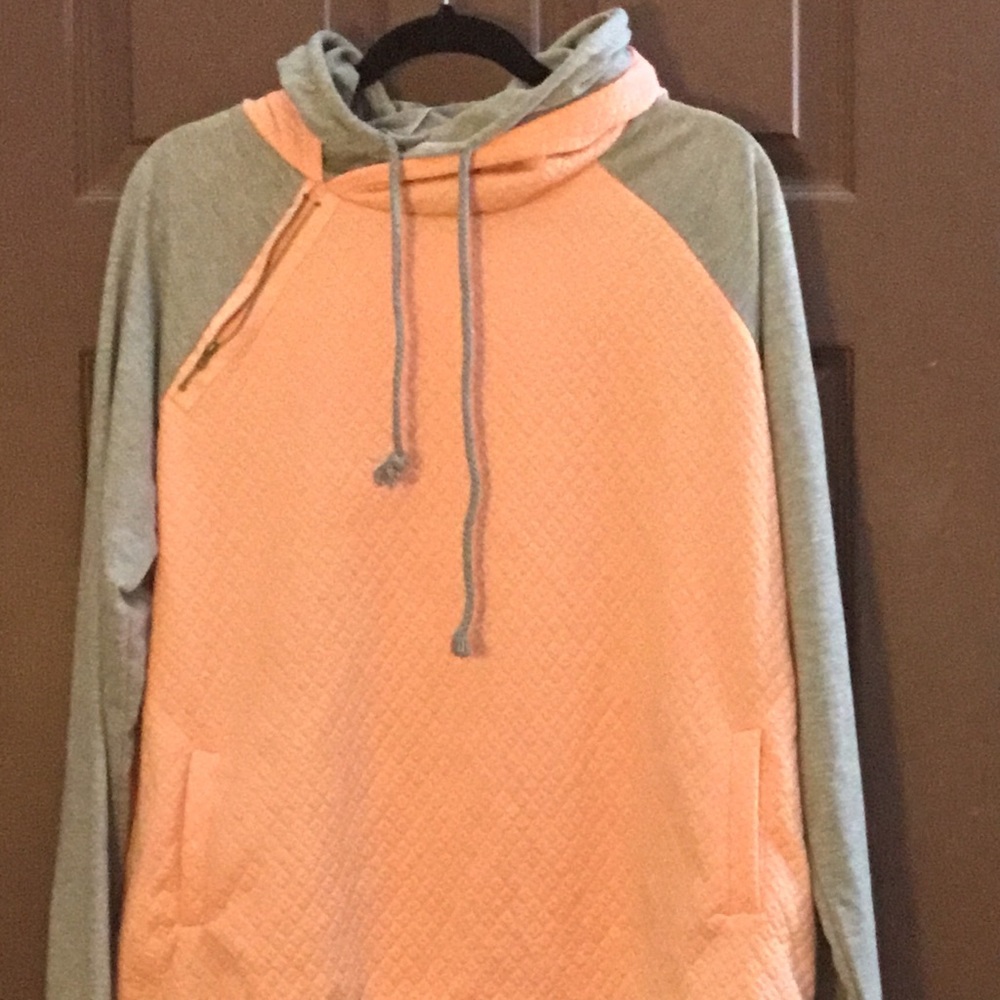 Peach and gray sweatbshirt.  longsleev4